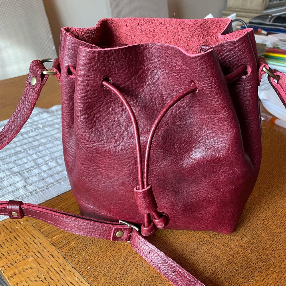Portland leather bucket bag sangria